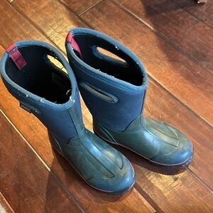 Youth size or adult women’s 7 Green and Black bogs snow rain Boots